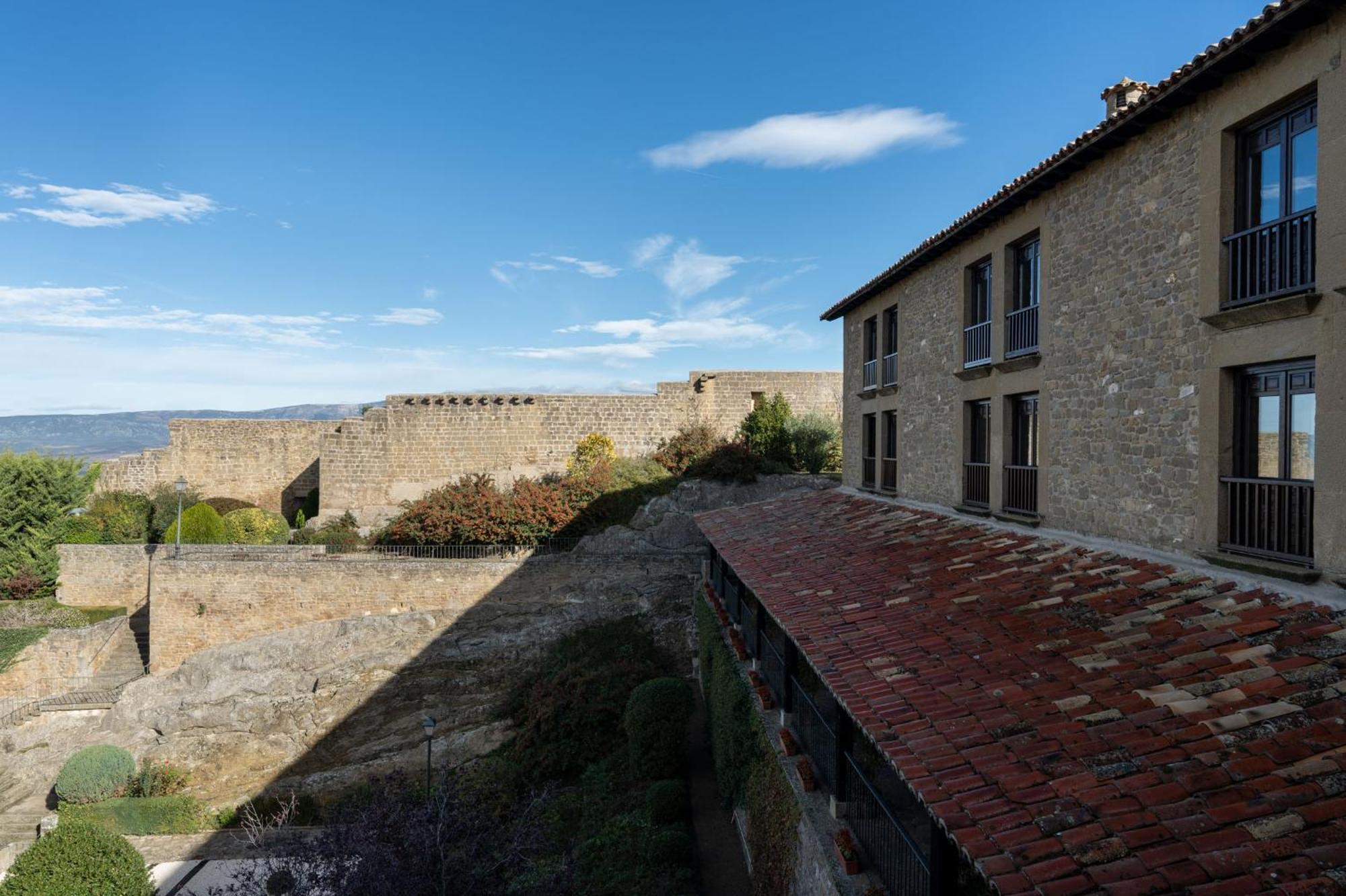 Parador De Sos Del Rey Catolico Exterior photo